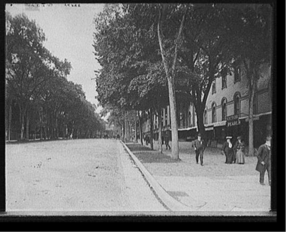 [Broadway looking east, Saratoga, N.Y.], [between 1900 and 1910] — historic photograph