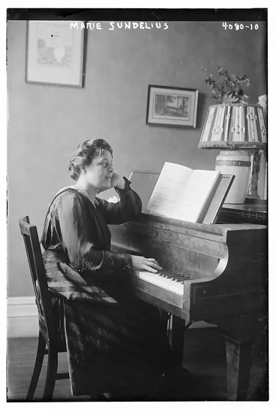 Marie Sundelius at piano