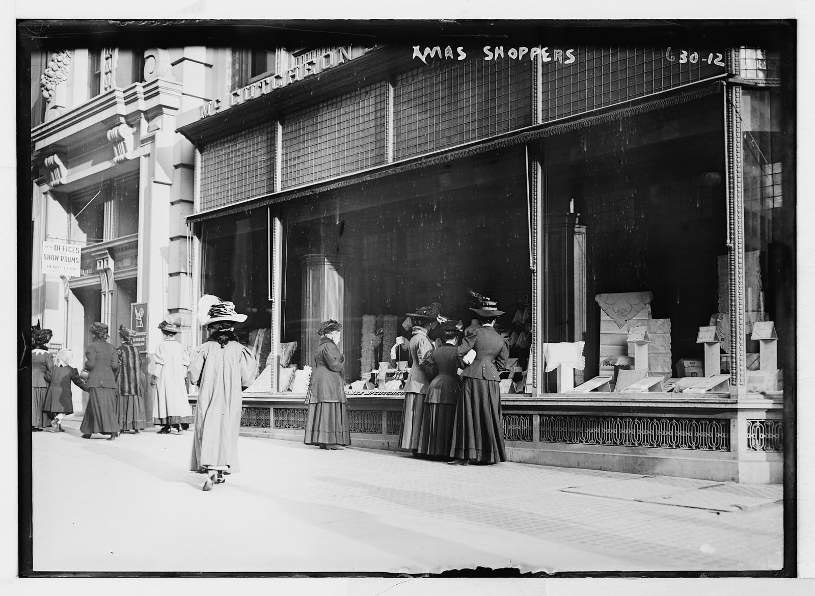Christmas shoppers, window shopping, New York, n/a — historic photograph