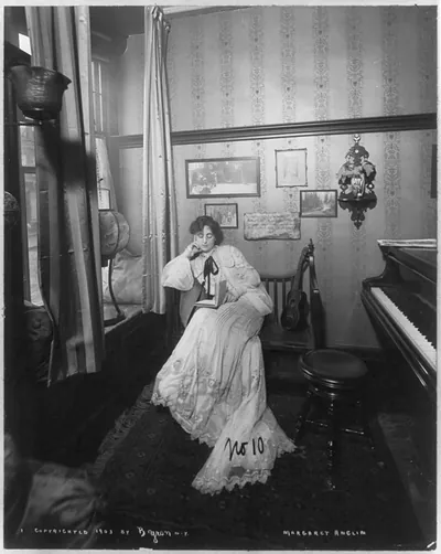 [Margaret Anglin, 1876- , full length, seated, facing front; reading a book]
