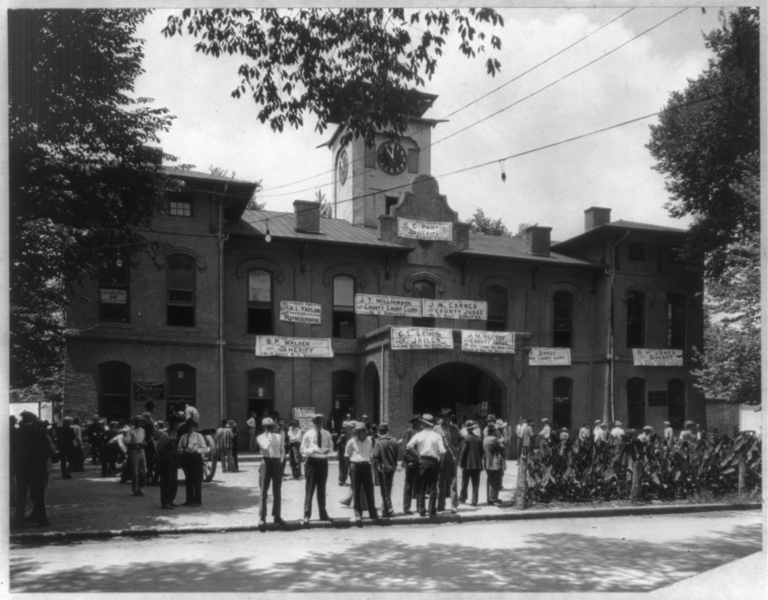 Barbourville, Ky. Knox County Court House. A Mountain County Courthouse scene"" — historic photograph