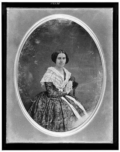 Seated woman with lace collar, daguerreotype portrait