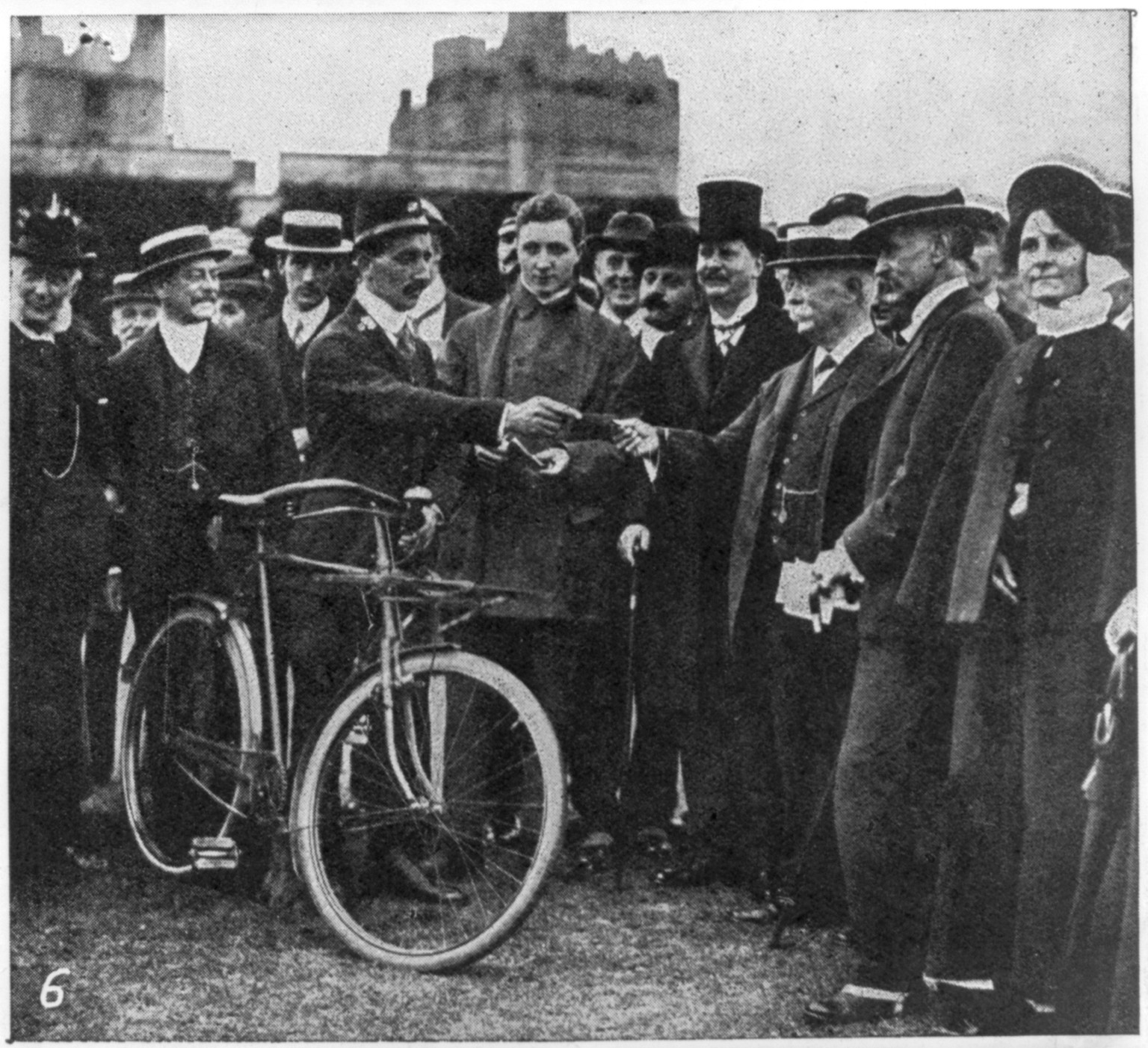 [Postman with bike handing letter to King George V], 1911 Sept. 16. — historic print