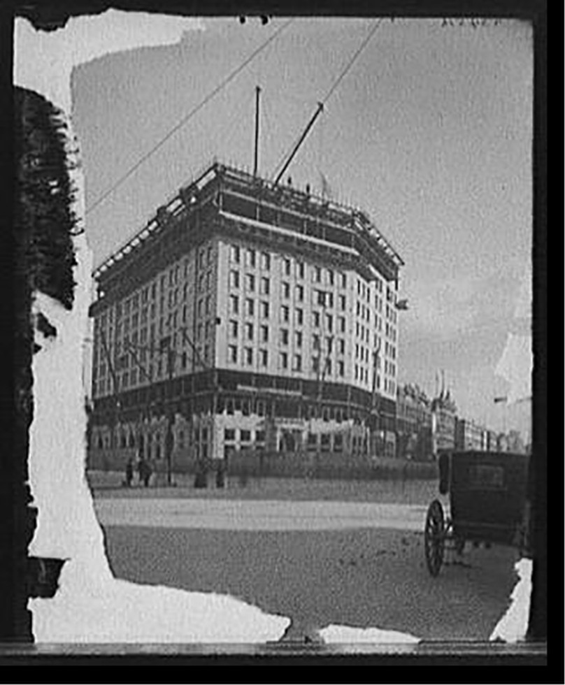 [Hotel Pontchartrain before completion, Detroit, Mich.], [1907?] — historic photograph