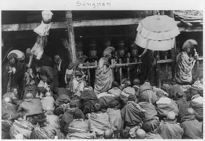 A procession in Sungnan, Chinga