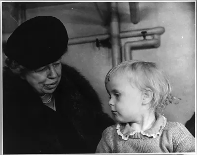 [Eleanor (Roosevelt) Roosevelt 1884-1962: with small girl, facing right]