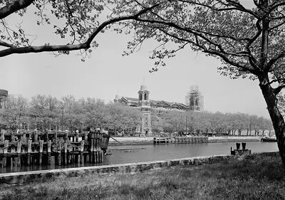 118038pu 1. GENERAL VIEW OF MAIN BUILDING FROM WEST ACROSS FERRY SLIP