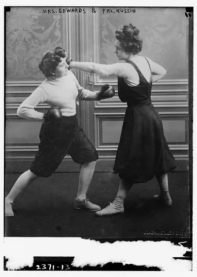 Mrs. Edwards & Frl. Kussin boxing