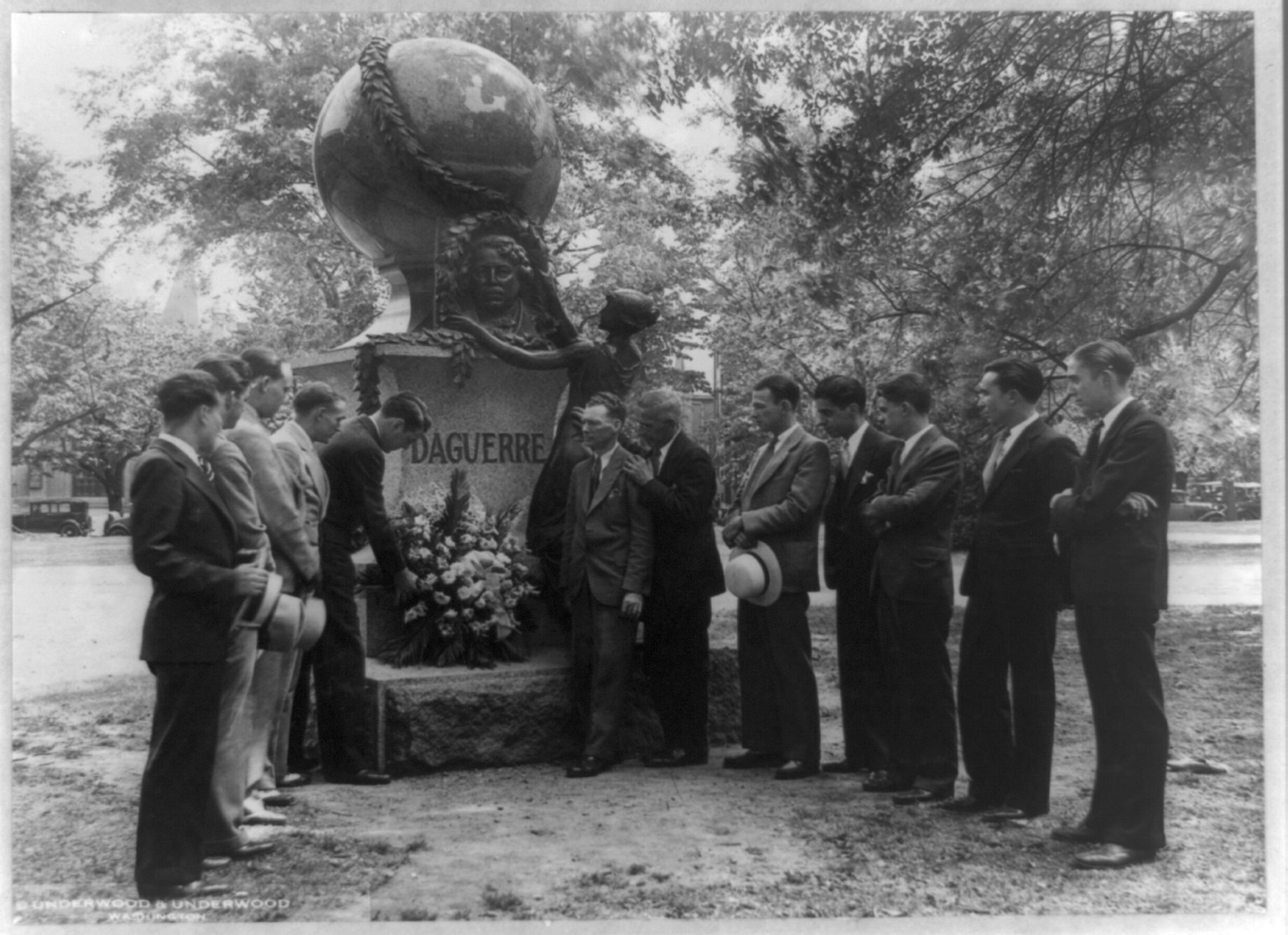 [Group of twelve White House news photographers placing a wreath at monument to Louis J.M. Daguerre, Washington, D.C.], [between 1930 and 1940] — historic photograph
