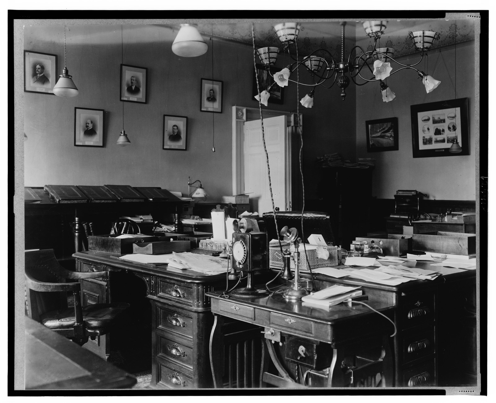 [White House office, Washington, D.C.], [between 1889 and 1906, printed later] — historic photograph