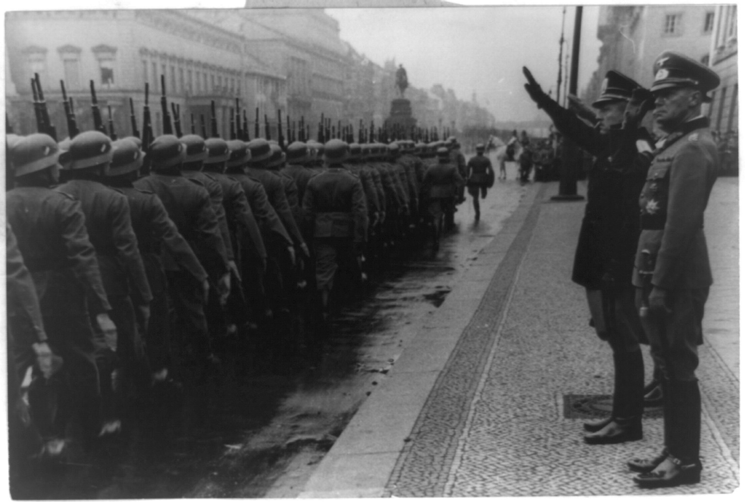 [Italian Minister Raffaello Ricardi and Lt. Gen. Seiffert reviewing troops in Berlin], 1940 Oct. 10. — historic photograph