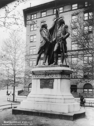 [Statue of George Washington and Lafayette shaking hands, New York City]