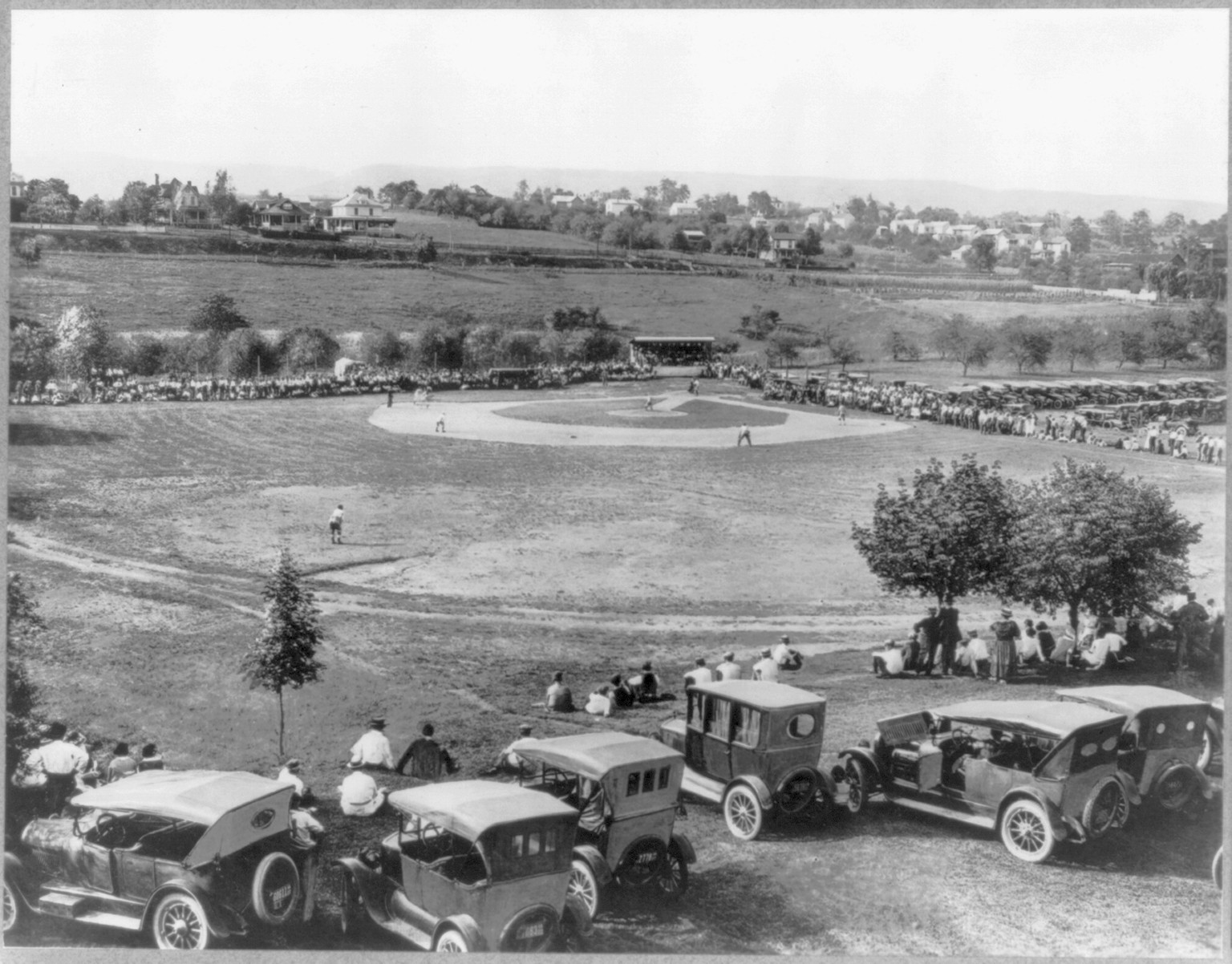 [Va. - Woodstock - Baseball game at Seibert Field, Massanutten Academy; view from center — historic image