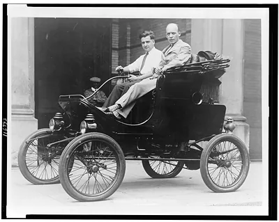 Early steam automobile presented to Smithsonian / Underwood & Underwood, Washington.