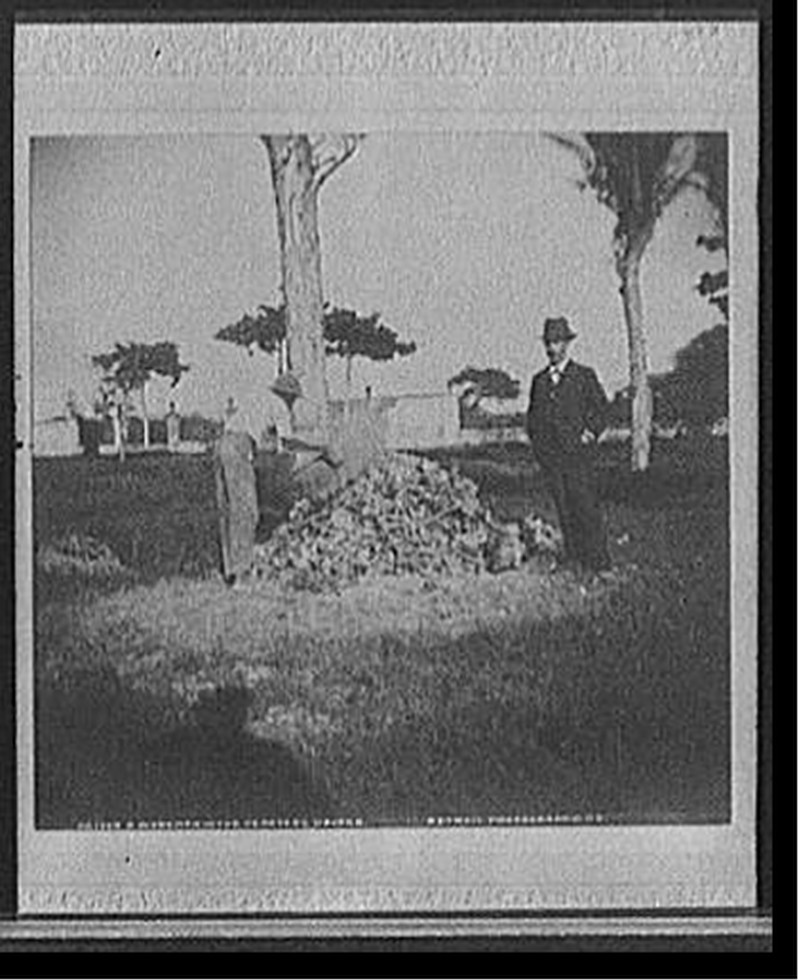 A Workman in the cemetery [Necropolis Cristobal Colon], Havana, [between 1895 and 1910] — historic photograph