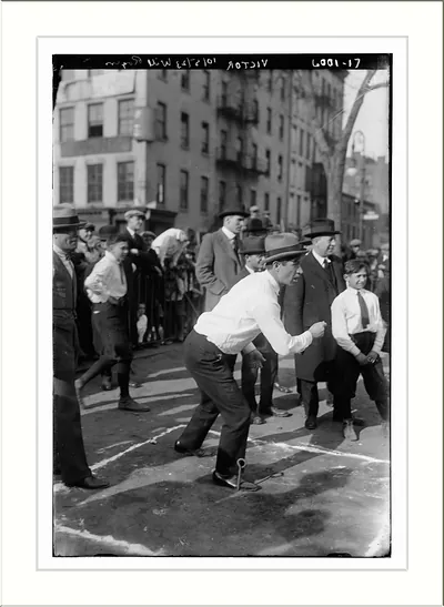 Will Rogers plays horse-shoes