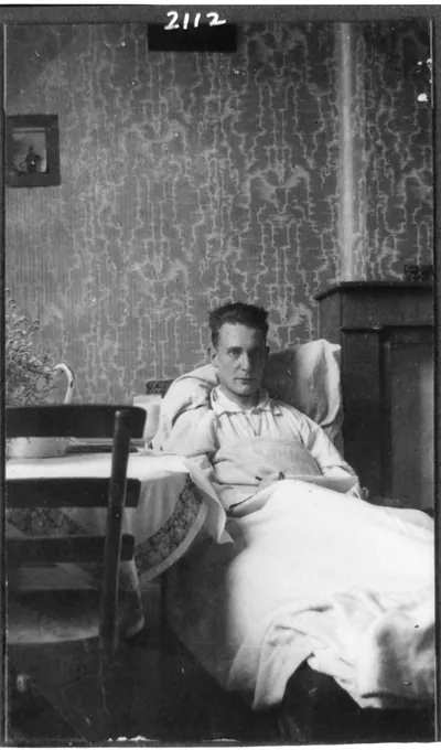 [Ich im Krankenstuhl]
