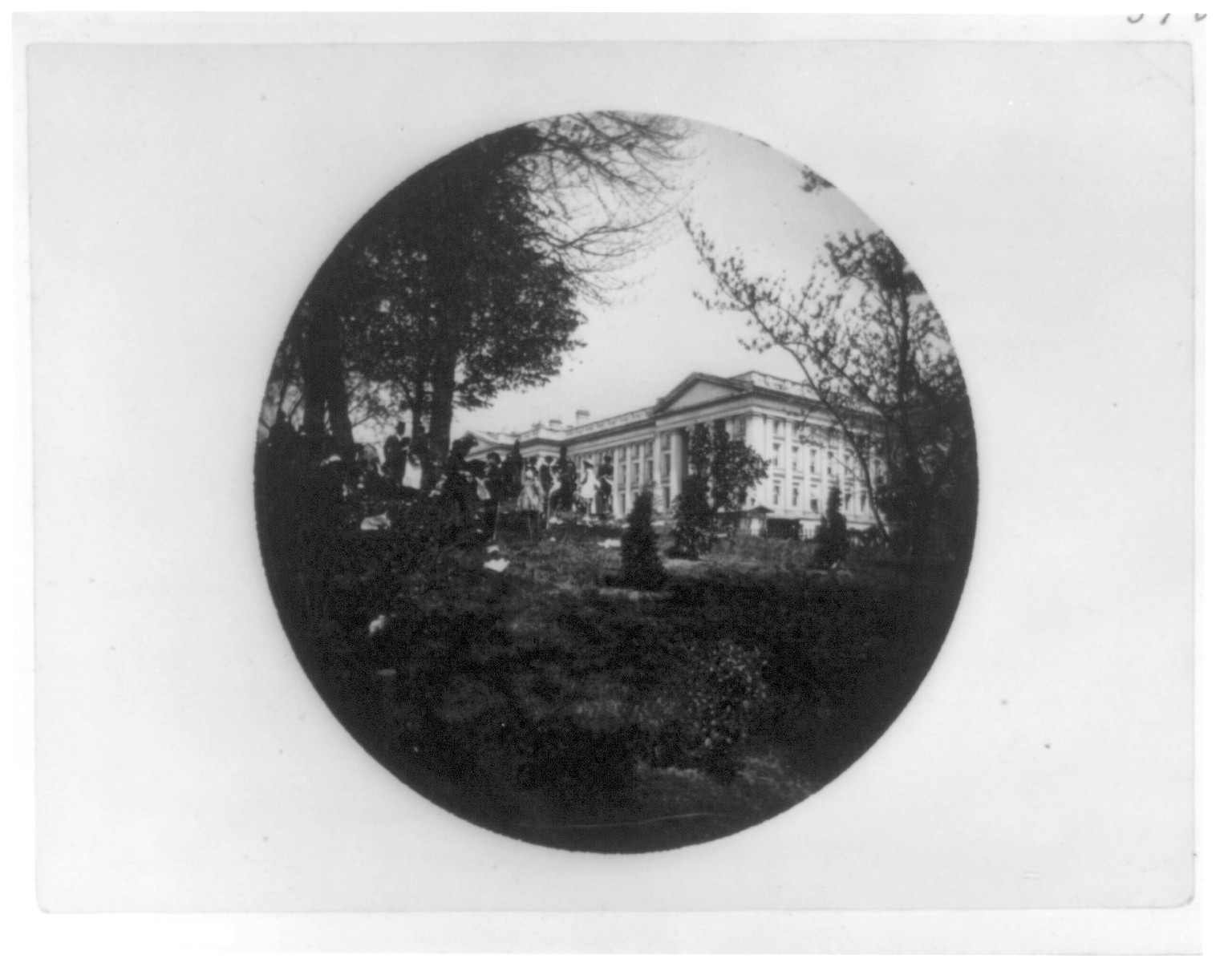 People on the White House grounds, Washington, DC, [between 1900 and 1935?] — historic photograph