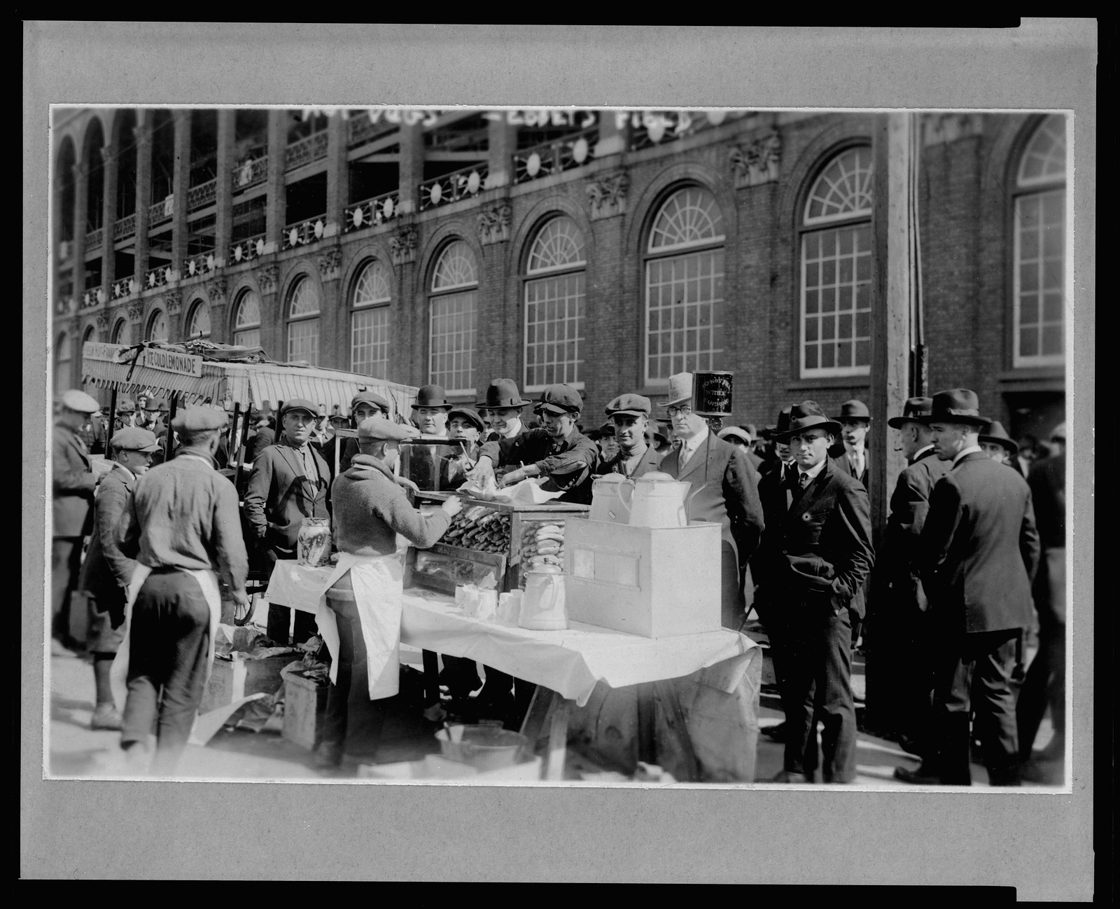 Baseball fans--Hot dogs" for fans waiting for gates to open at Ebbets Field 1920", 1920 Oct. 6. — historic image