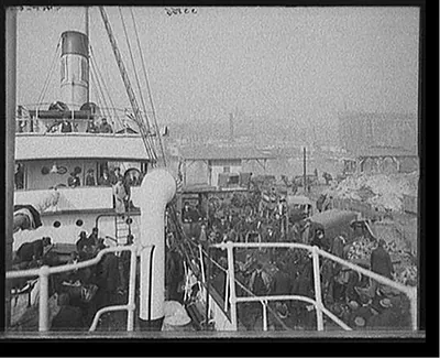 [Unloading a banana steamer, Baltimore, Maryland]