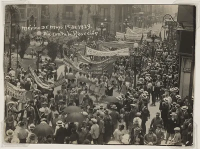 Mexico D.F. May 1 1929 march, banners reading "Día contra la Reacción