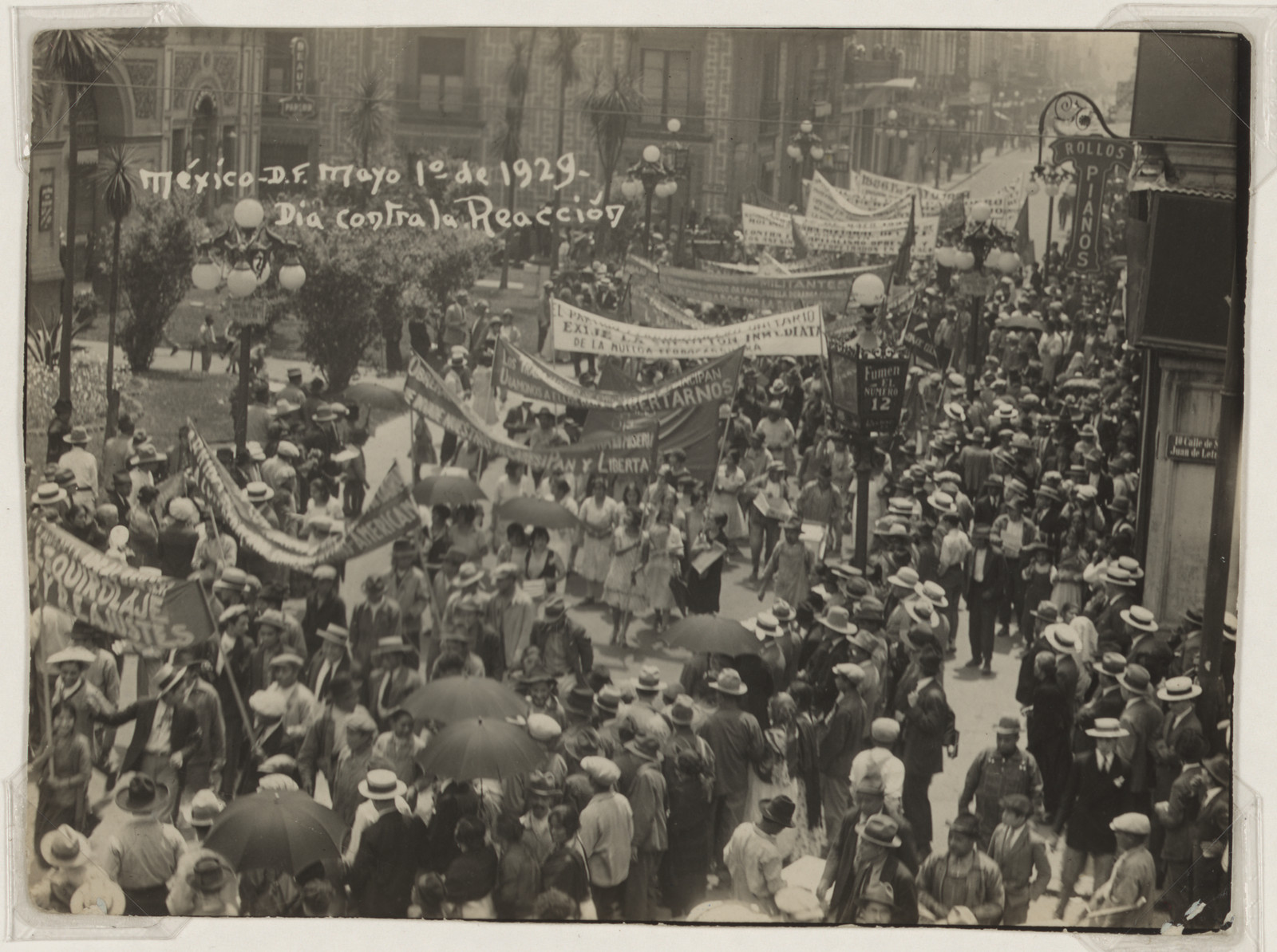 Mexico D.F. May 1 1929 march, banners reading "Día contra la Reacción — historic image
