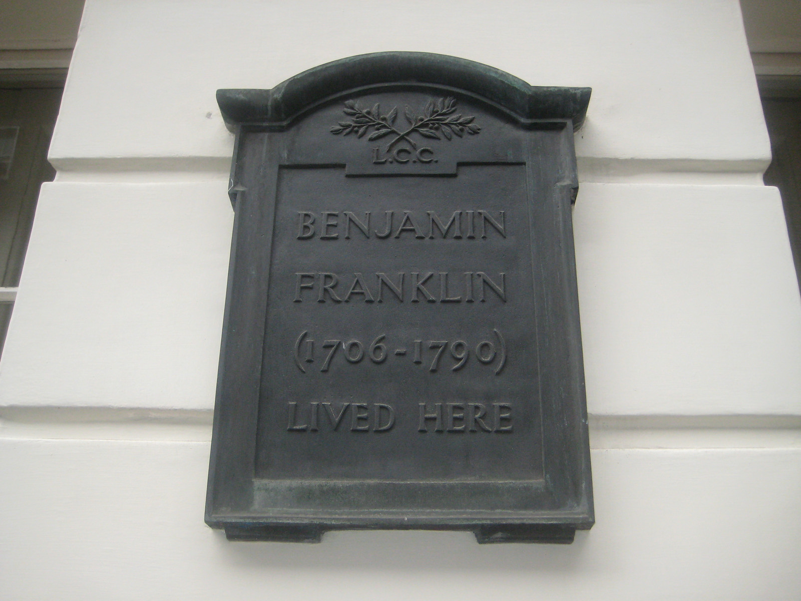 Commemorative plaque reading Benjamin Franklin lived here, 1706-1790 — historic image