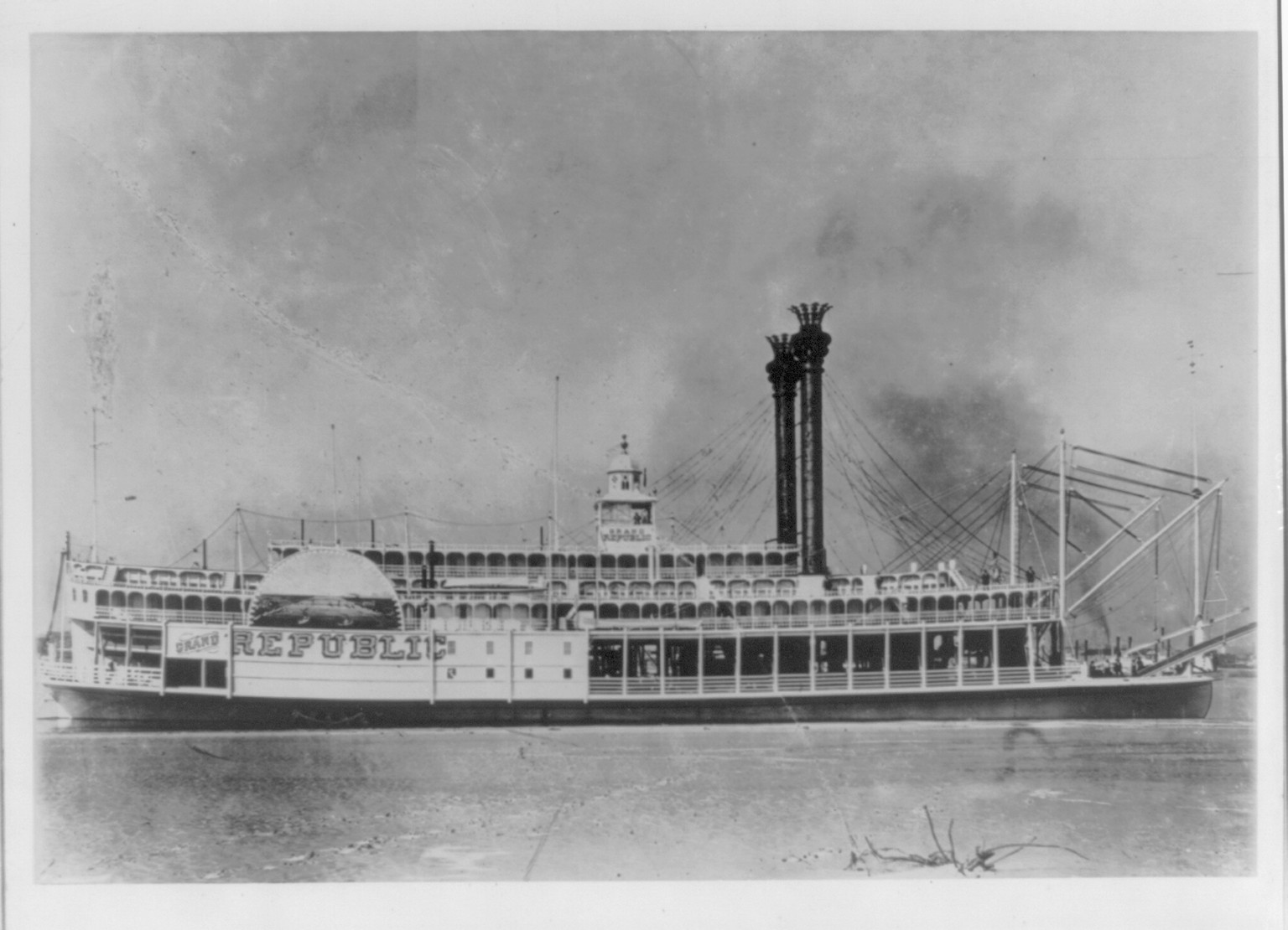[Riverboats on the Ohio and lower Mississippi: GRAND REPUBLIC, steaming, broadside] — historic photograph