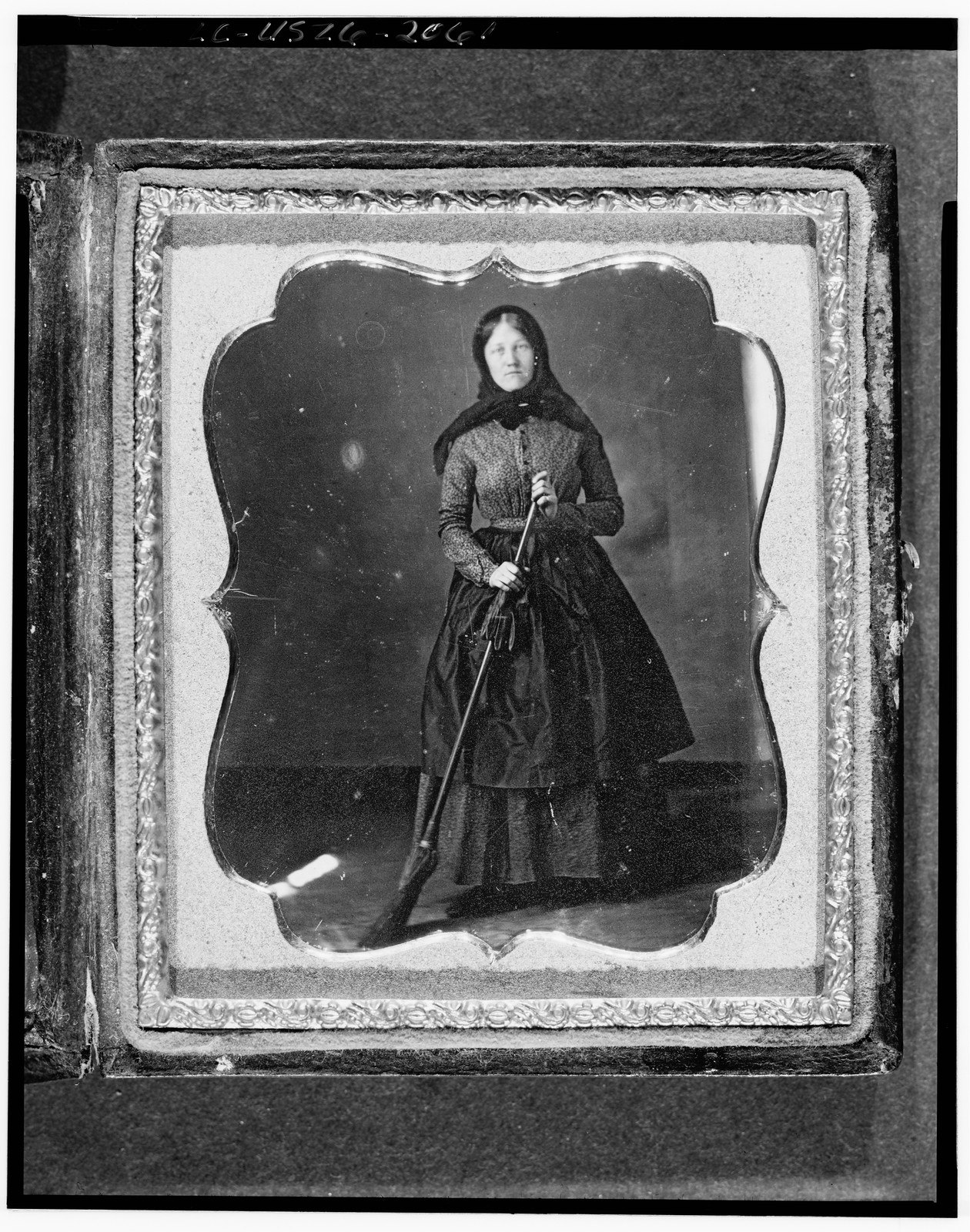 Woman in dark dress holding a rifle, daguerreotype portrait, 1840 — historic photograph