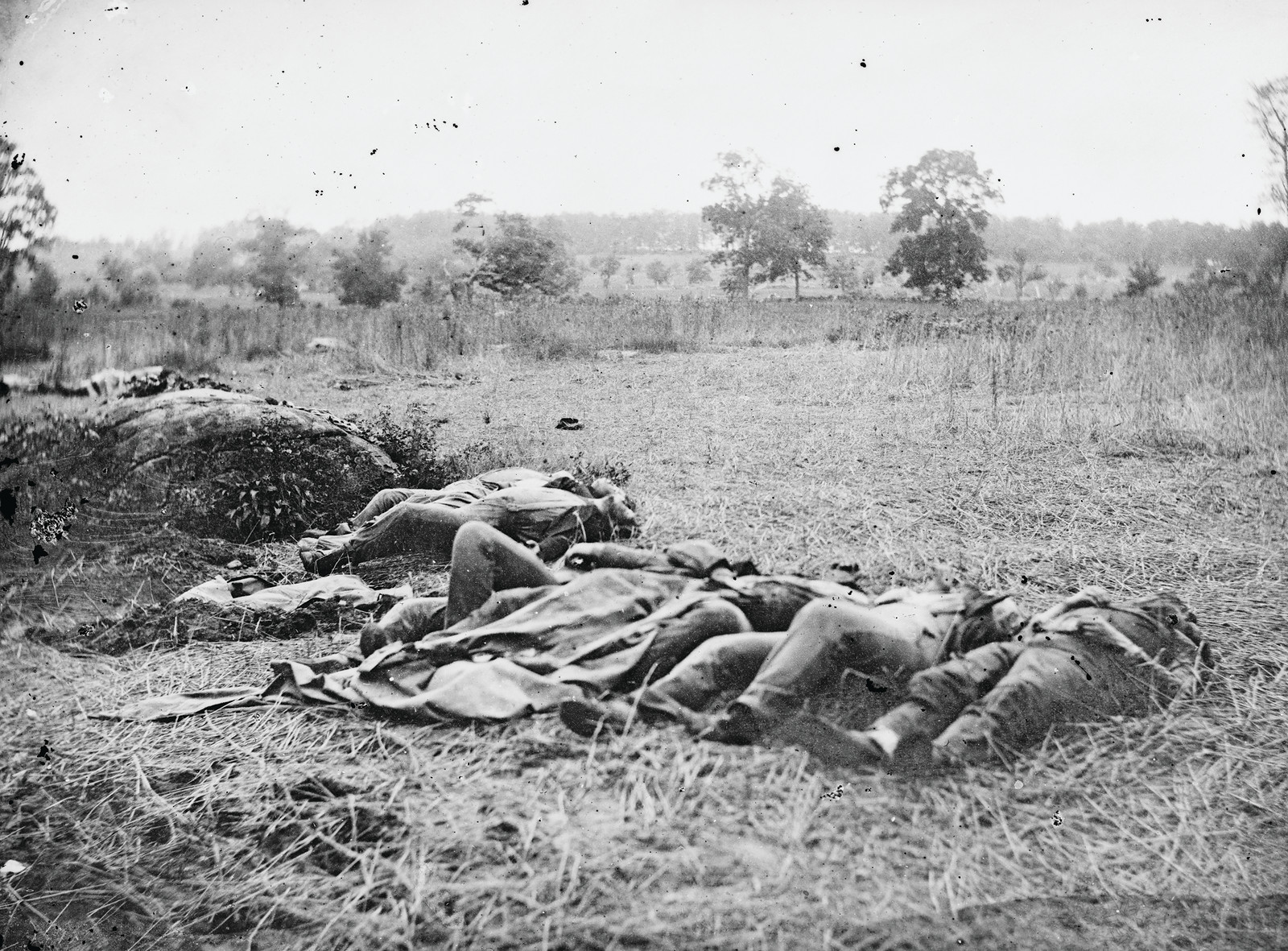 Dead soldiers lying in a field, black and white photograph — historic photograph