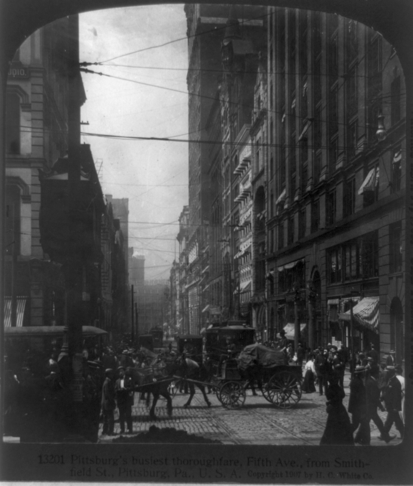 Pittsburgs busiest thoroughfare Fifth Ave. from Smithfield St. Pittsburg Pa. U.S.A., 1907 — historic image