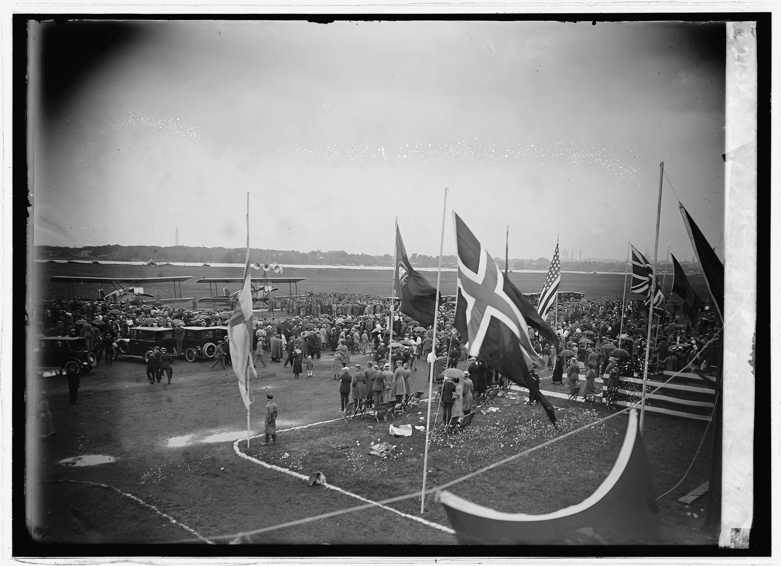 Arrival of Round the world flyers at Bowling [i.e., Bolling] Field, [Washington, D.C.],, [19]24 September 9. — historic photograph