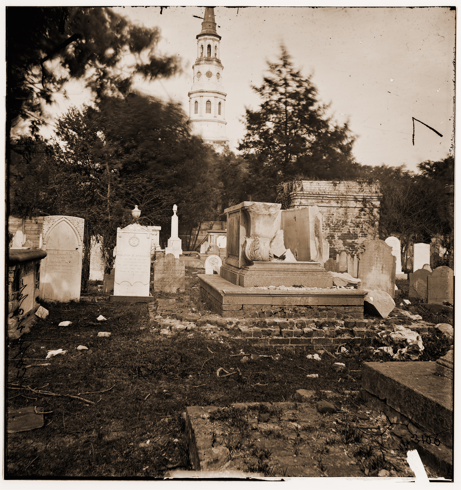 Charleston South Carolina. Ruins of bombarded graveyard, 1865 — historic photograph