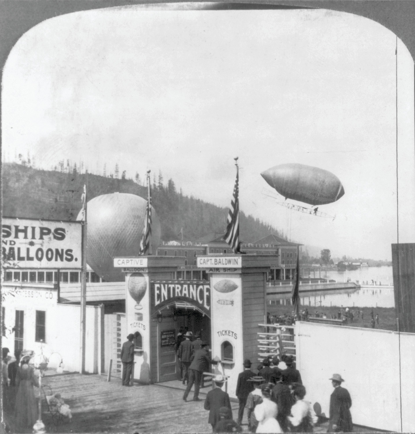 Baldwin's latest airship returning from a flight over the City of Portland [Oregon], Lewis & Clark Centennial, c1905. — historic photograph