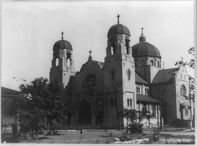 [Our Lady of Lourdes church, Chicago, as workmen begin the task of moving it across the street to enable the widening of Ashland Avenue]