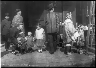 [Lantern slide of Chinatown scene, ca. 1896, by Arnold Genthe]