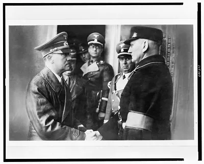 Der Führer im befreiten Memelland, März 1939; Dr. Neumann wird vom Führer begrüsst