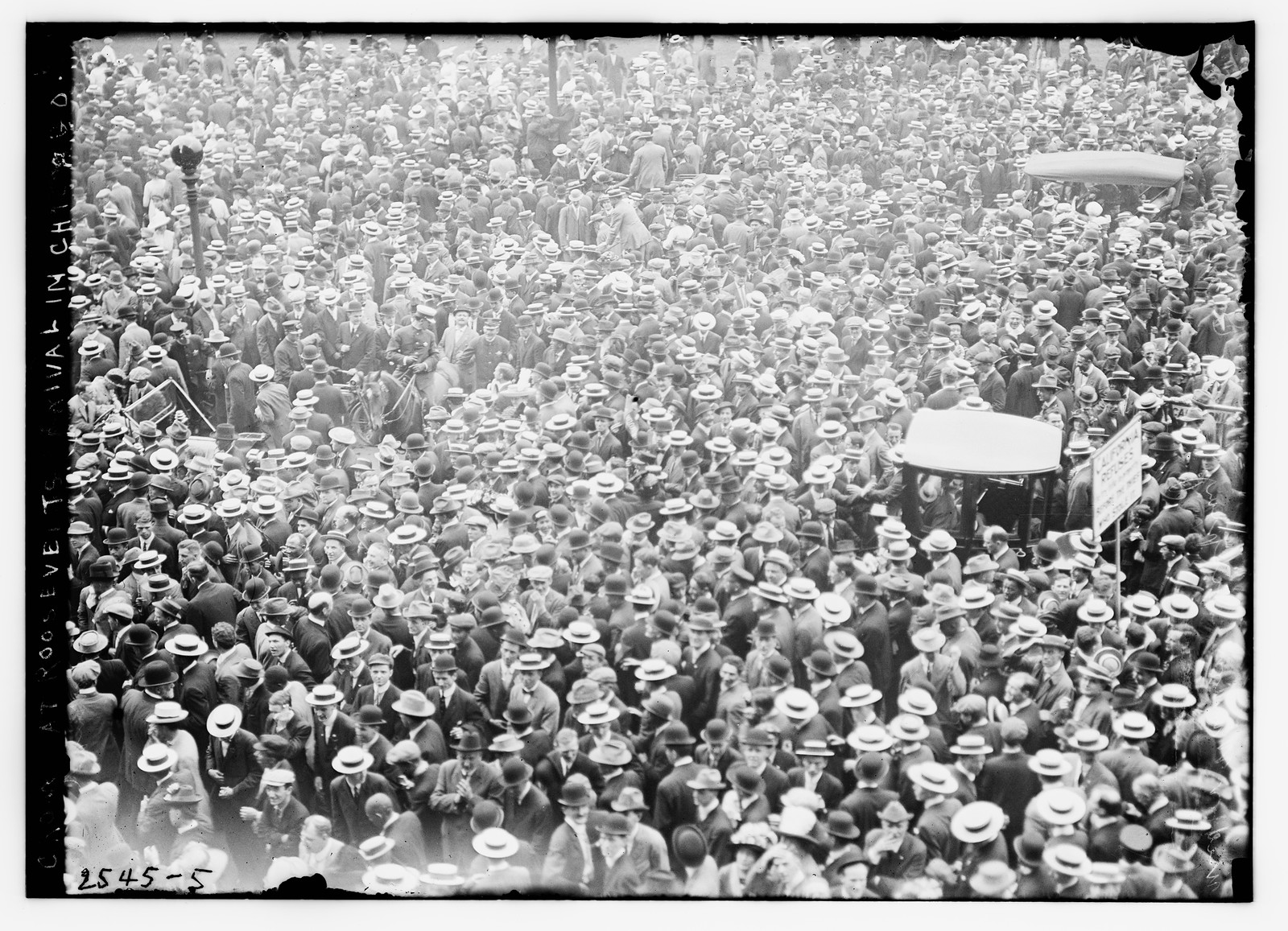 Crowd at Roosevelt's arrival - Chicago, n/a — historic photograph