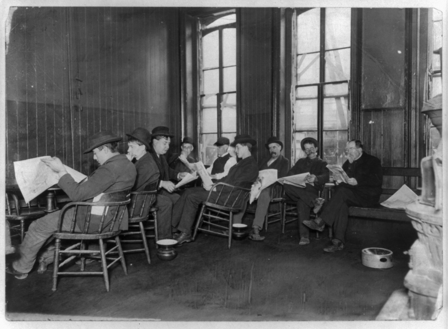 New York City. Reading room in 10-cent lodging house on the Bowery, [between 1908 and 1909] — historic photograph