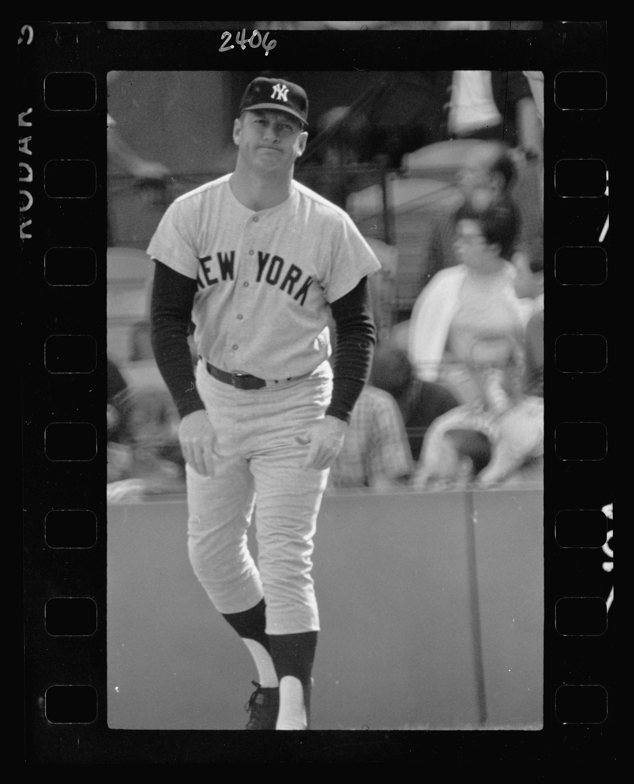 [Mickey Mantle, New York Yankee baseballplayer, full-length portrait, in uniform, facing front] / Thomas R. Koeniges. — historic photograph