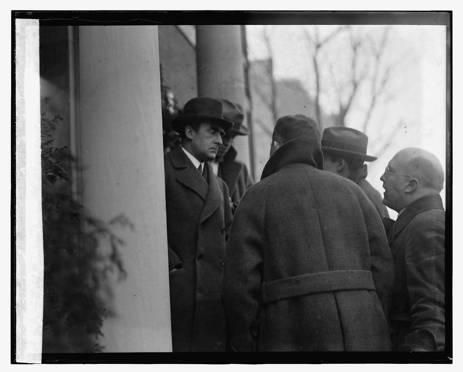 Dr. Grayson & Newspaper men, [2/1/24], [1924 February 1] — historic photograph