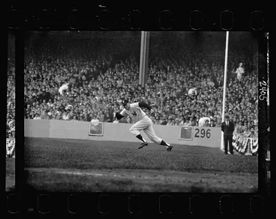 [Mickey Mantle, of the New York Yankees, running between bases during the 1956 World Series] / Marvin E. Newman.