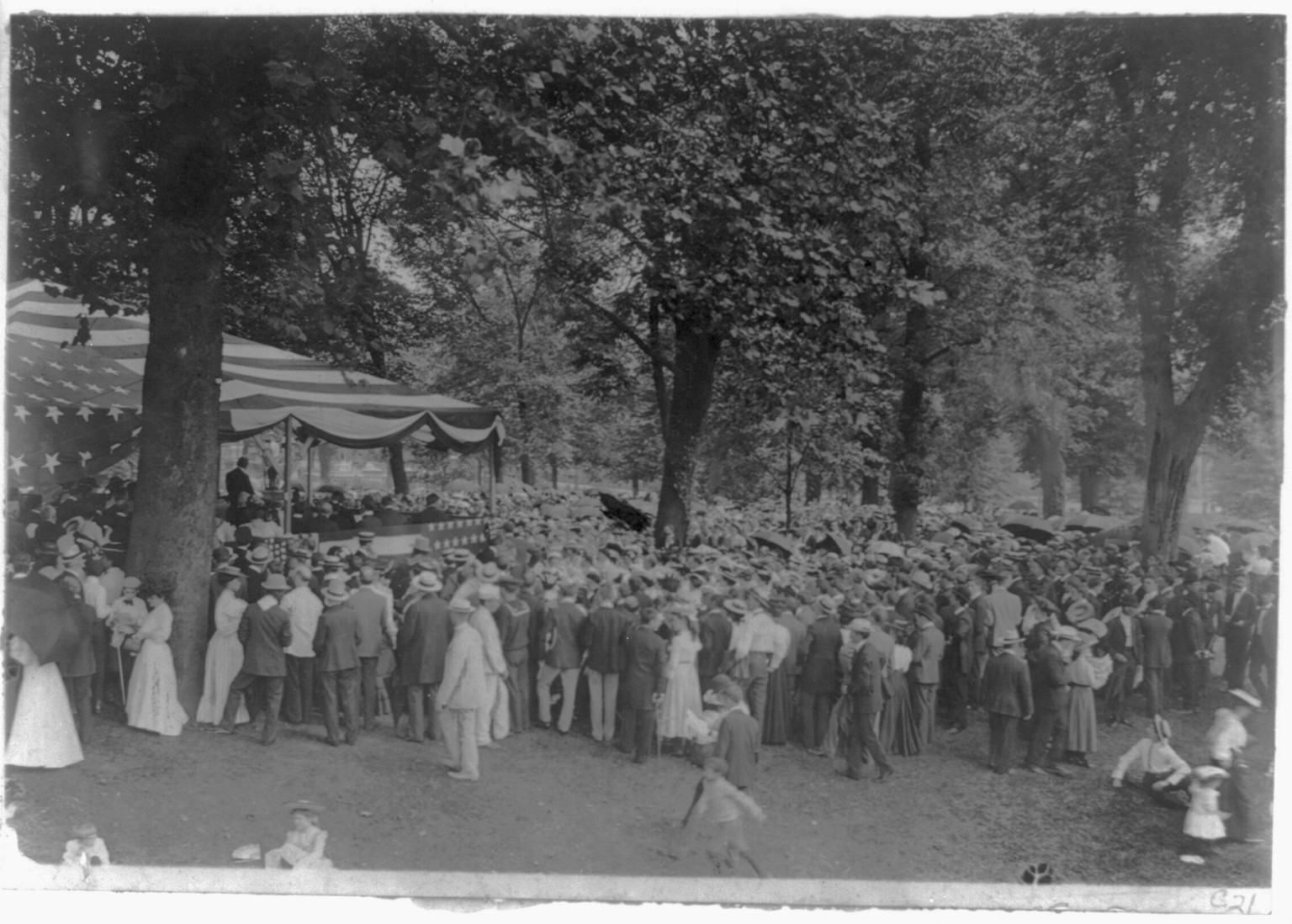 Large crowd on the White House grounds. July 4, 1903 — historic photograph