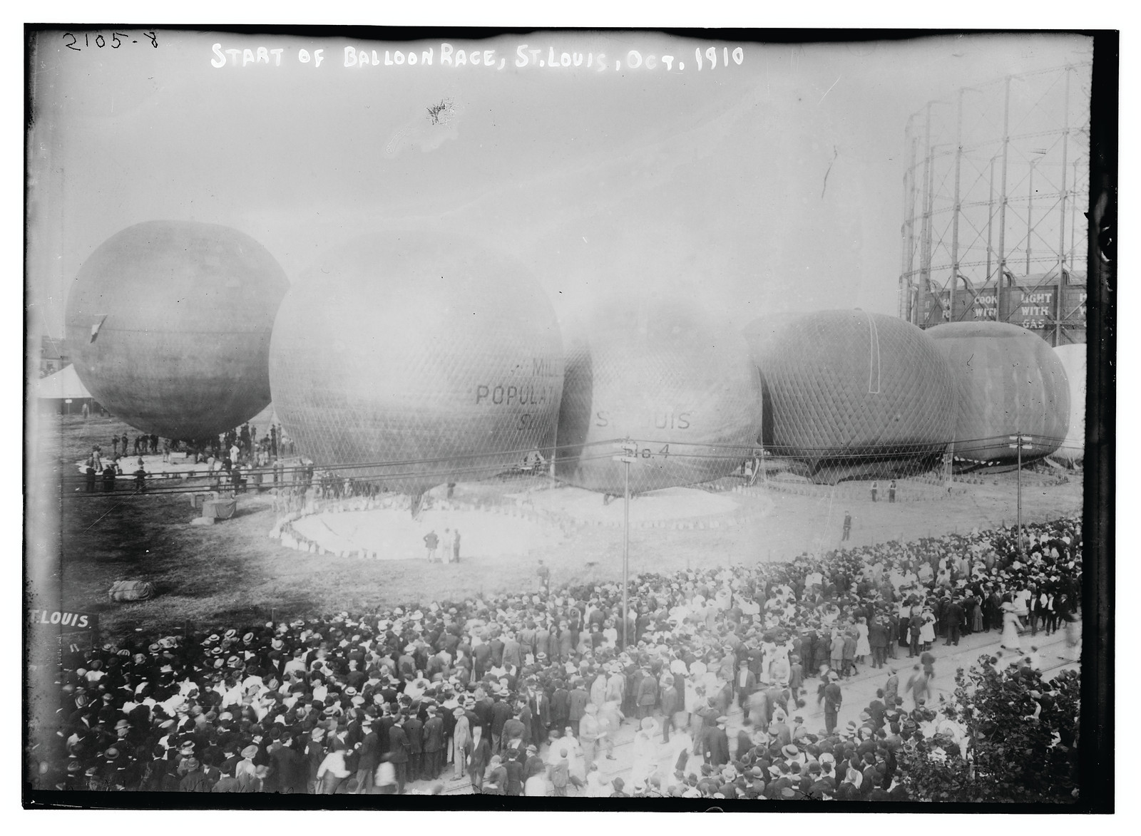 Start of balloon race, St. Louis, Oct. 1910. — historic photograph