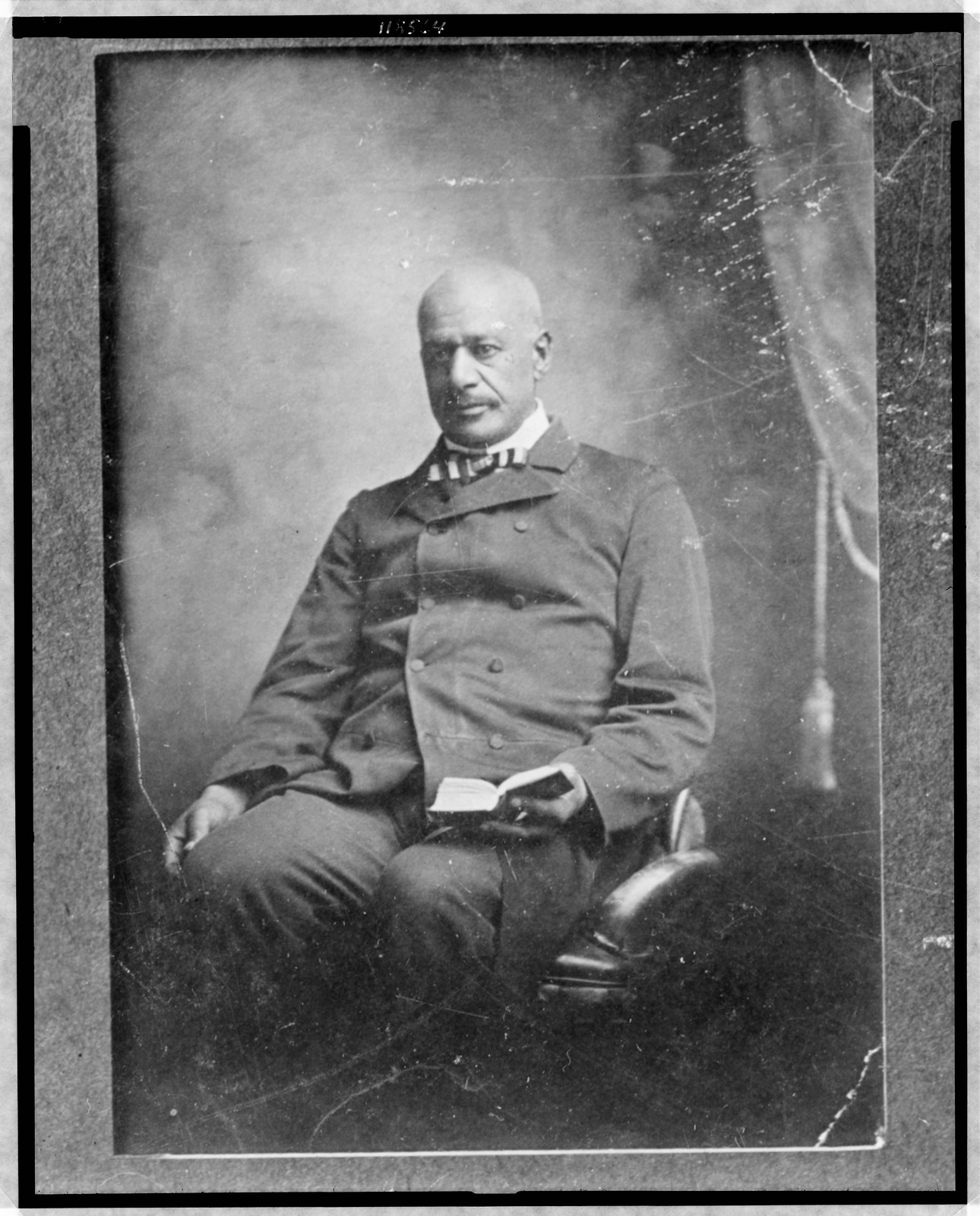 [Pvt. James Daniel Gardner, three-quarter length portrait, seated, facing slightly left], [ca. 1900] — historic photograph