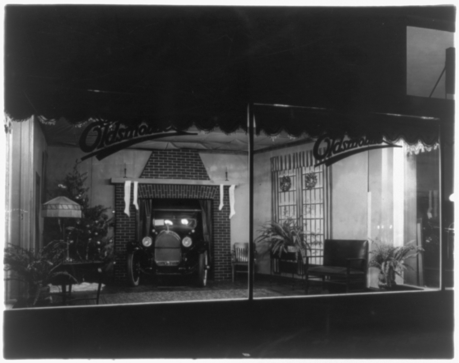 Christmas window display at an unidentified Oldsmobile dealer's, probably in Washington, D.C., [1921?] — historic photograph