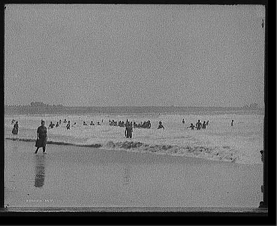 Surf bathing at Easton's Beach, Newport, R.I., [between 1900 and 1905] — historic photograph