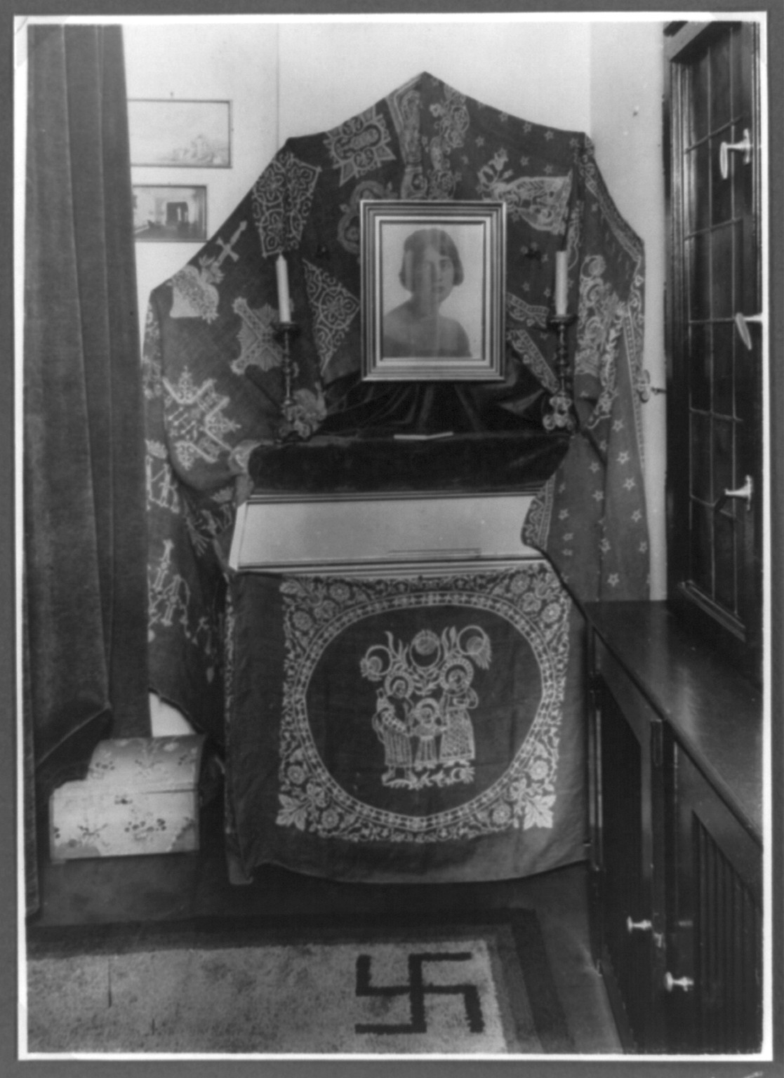 [Small shrine with framed portrait of Carin Göring in Hermann Göring's Berlin home], [between 1930 and 1940] — historic photograph