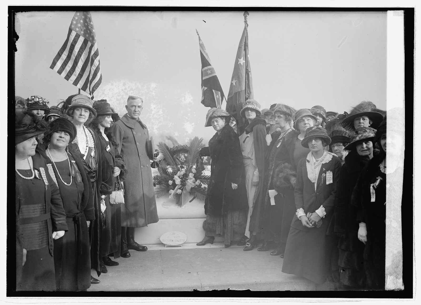 Daughters of Confederacy at Arlington, [11/22/23], [1923 November 22] — historic photograph