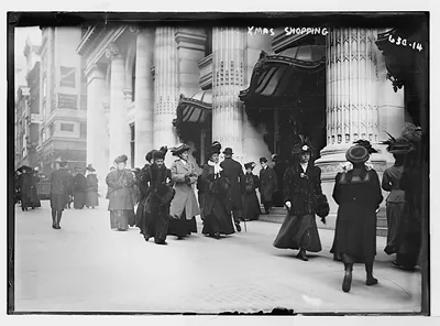Christmas shoppers on street, New York